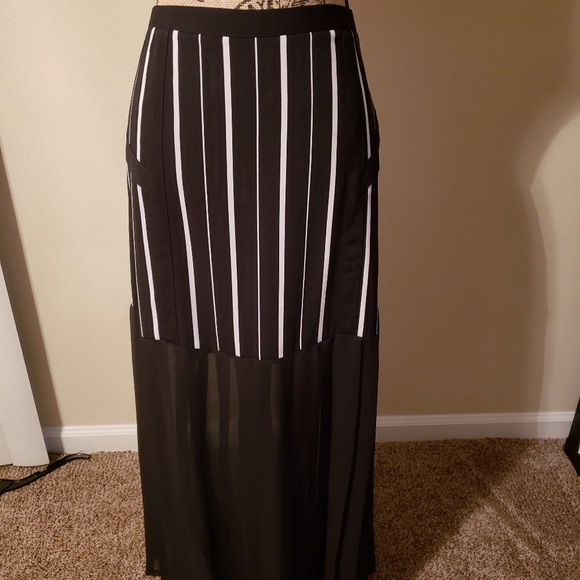 Robert Rodriguez Dresses & Skirts - Black and white pleated long skirt size 10